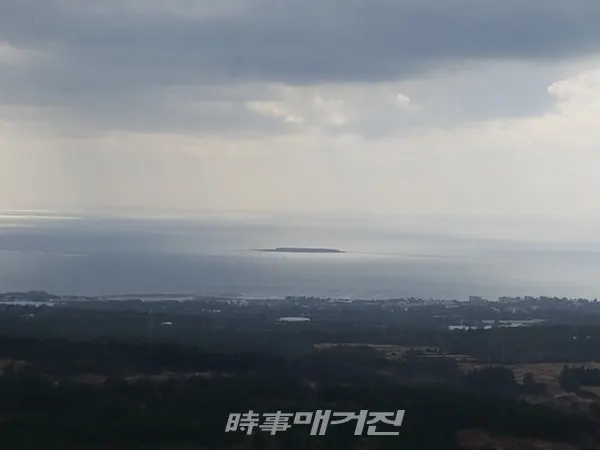 정상 남쪽에 바다 한가운데 떠있는 지귀도가 보인다 (사진 김광수 기자)