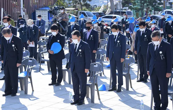 ▲ 지난 19일 여수시 이순신광장에서 열린 제72주년 여순사건 추념식에 참석한 권오봉 여수시장과 내빈들이 사이렌 소리에 맞춰 묵념을 하고 있다.