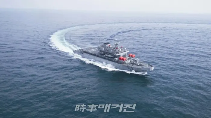 광양시는 자매결연을 맺고 있는 해군특수전전단 해난구조전대 소속 광양함 함장(중령 최진일)을 비롯한 대원들이 8일(화) 시 승격 30주년 기념 ‘제25회 광양시민의 날’을 축하해 주기 위해 광양시를 방문했다.사진은 항해중인 광양함(ATS-32) 모습이다.(사진_광양시청)
