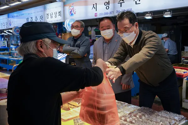 제주특별자치도는 23일 추석 명절을 일주일 앞두고 제주 동문시장을 방문해 추석 민심과 코로나 방역 상황을 살펴보고 전통시장 소비촉진을 위한 홍보 활동 등을 전개했다.