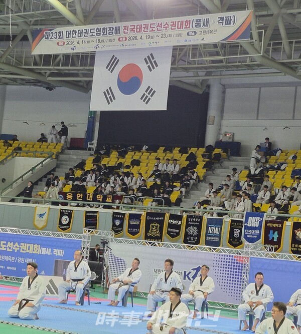 경기 대기 중인 선수들(사진_박경환 기자)