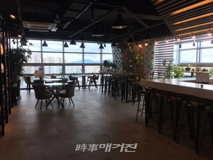 ㈜비에이플러스 사무실에는 카페테리아가 운영되고 있어 직원들이 편하게 회의 또는 담소를 나눌 수 있는 공간이 마련되어 있다.(사진_비에이플러스)