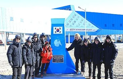 12일 오전(현지시간) 동남극 테라노바 베이에서 열린 '남극장보고과학기지 준공식'에서 강창희 국회의장과 의원방문단이 준공기념비 앞에서 기념촬영을 하고 있다.