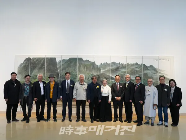 4월 1~10까지 충남 천안시 소재 리각미술관에서 개최된 화정 김무호 화백의 개인전 ‘연분홍 연심’에 많은 인사들이 찾아와 축하해 주었다. (사진_시사매거진)
