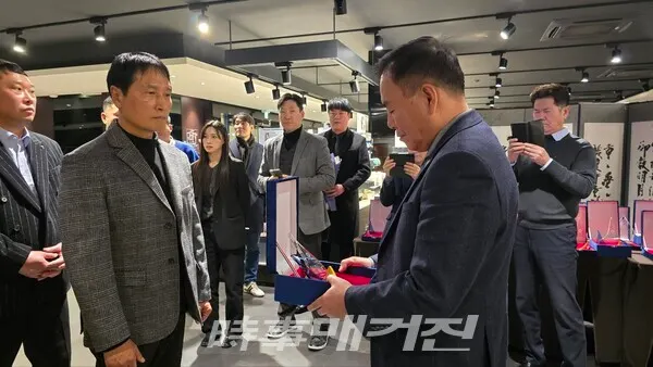 유공자에게 시상을 하고 있는 서울특별시태권도협회 이자형 회장(사진_이재욱 기자)