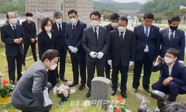 미래한국당 원유철 대표와 21대 국회의원 비례대표 당선인들이 18일 광주 국립5.18민주묘역을 참배하고 있다. (사진_미래한국당 최승재 당선인)