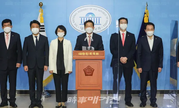 국민의 힘 라임-옵티머스 권력형 비리게이트 특위 권성동 위원장과 위원들이 20일 오전 국회 소통관에서 검찰총장 수사 지휘권 배제 관련 기자회견을 하고 있다. (사진_공동취재단)