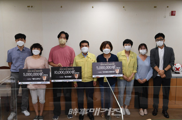 완주군이 예비 창업자들을 위한 ‘2021년 창업경진대회’ 총 3팀을 선정하고, 시상했다.(사진-완주군청)