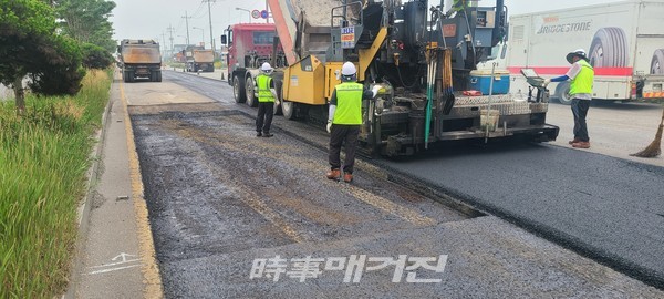 군산시가 시내 주요간선도로 중 교통사고의 위험성이 크고 차량운행에 불편함을 주는 구간에 대한 재포장을 본격 시행한다.(사진-군산시청)