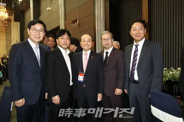 국가원로회의 창립 33주년 기념식에서 오명 상임의장과 기념촬영을 하고 있다. 좌측부터 화성시의회 이해남 의원, 시사매거진 장민기 이사장, 오명 상임의장, 시사매거진 김길수 발행인, 더불어민주당 진석범 화성을지역위원장.(사진_시사매거진)