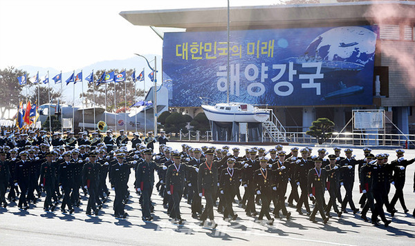 11월29일 경남 창원시 해군사관학교에서 열린'제127기 사관후보생 임관식'에서 신임 소위들이 힘차게 분열 행진을 하고있다.(사진_해군)
