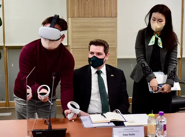 (피터 버크 아일랜드 지방행정 및 기획차관이 서울대학교를 방문해 아일랜드 기업 Engage XR의 VR서비스를 체험해 보고 있다)