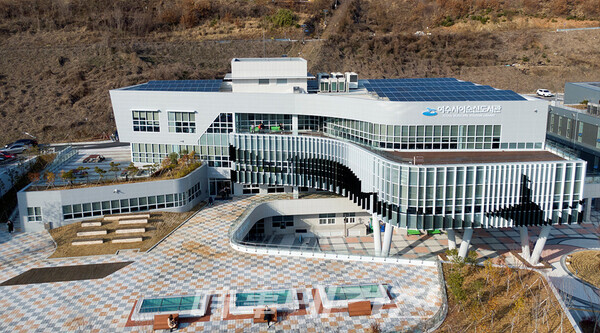 ▲ 여수시가 4차 산업혁명을 선도하는 이순신도서관의 문화프로그램을 진행할 능력 있는 강사를 24일부터 30일까지 모집한다.