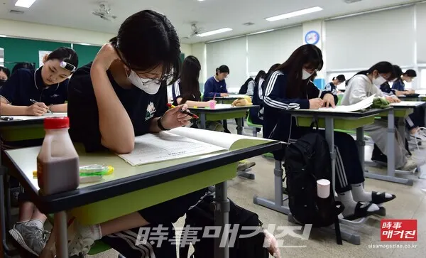 2024학년도 대학수학능력시험 6월 모의평가가 실시된 지난 6월 1일 고등학교 3학년 학생들이 시험을 보고 있다.(사진_뉴시스)