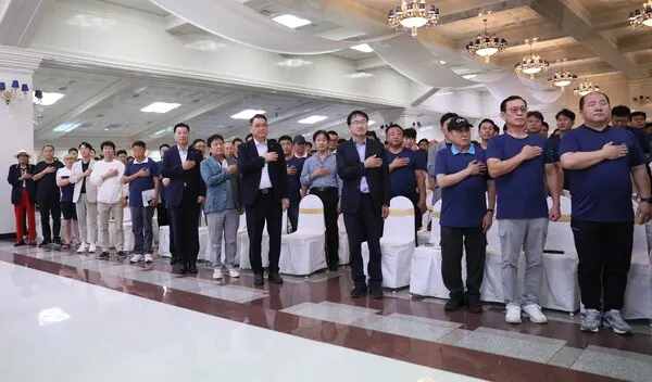 개회식에서 국기 대한 맹세를 하고 있다. (사진_이성만 기자)