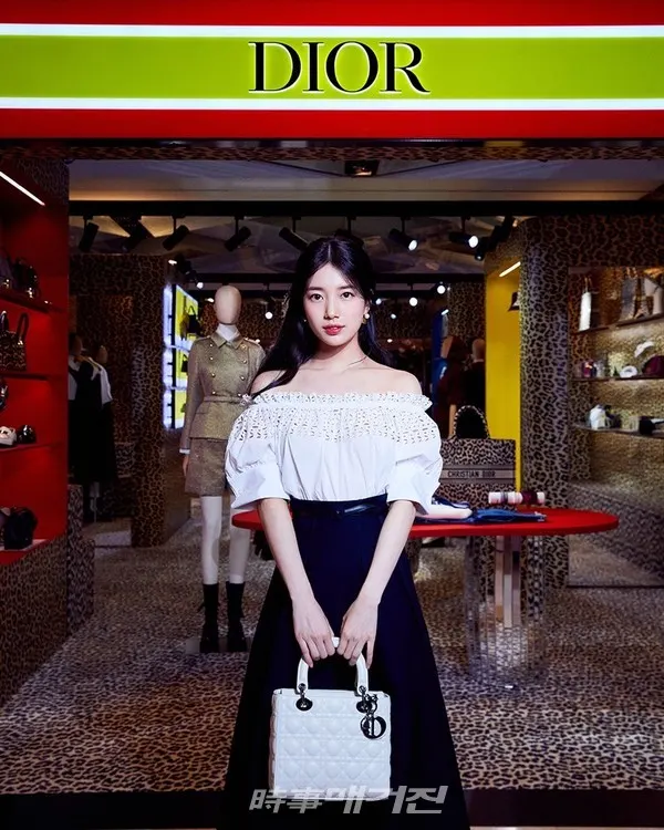 프랑스 럭셔리 브랜드 ‘디올(Dior)’의 앰버서더 수지가 8월 6일부터 9월 15일까지 현대 백화점 본점 1층에서 진행하는 디올 2021가을-겨울 여성 팝업 스토어 오픈을 축하하기 위해 현장을 찾았다.