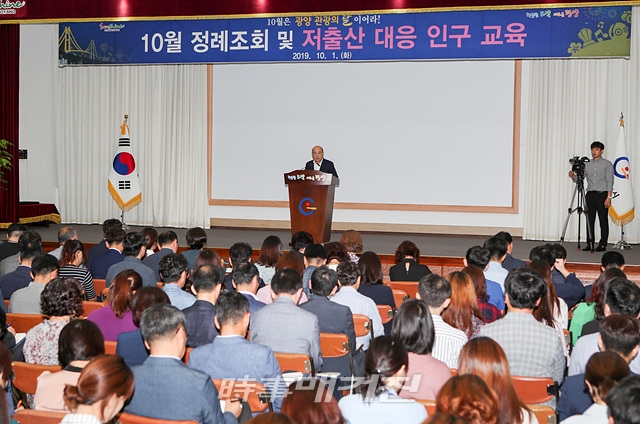 광양시 정현복 시장은 10월 1일(화) 시청 대회의실에서 200여 명의 공무원이 참석한 가운데 10월 정례조회를 열고 본격적인 가을 수확기에 잦은 태풍의 영향으로 농작물 피해가 있어 빠른 시일 내 피해를 입은 농가가 복구할 수 있도록 영농지도 및 지원에 힘써 달라고 당부했다. (사진_광양시청)