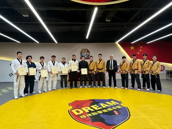 심양태권도장과 합동 수련 후 선물을 교환하는 모습. (사진_임성근 국기원 기심회 부의장 제공)