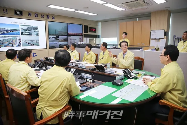 김영록 전남도지사는 2일(수) 신안군을 방문하여 북상하는 제18호 태풍「미탁」대처 상황을 점검하고 관계 공무원들을 격려 했다.사진은 2일 김영록 도지사가 신안군 제18호 태풍「미탁」대처 상황을 점검 하고 있는 모습이다.(사진_신안군청)