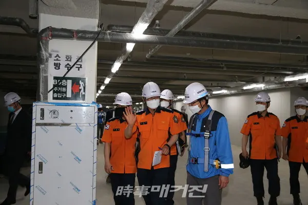 신열우 소방재난본부장이 건축공사장을 점검하고 있다(사진_서울시 소방재난본부)