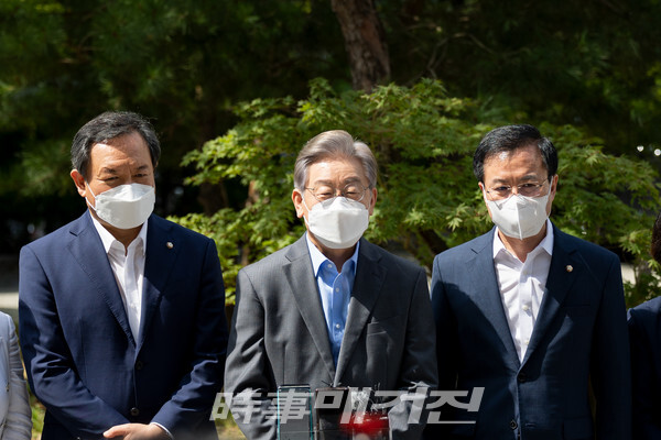 이재명 더불어민주당 대선 예비후보가 18일 광주 미혼모자시설을 방문 후 대장동개발과 관련해 입장을 밝히고 있다.