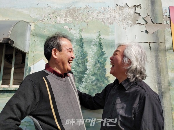 사진작가이기도 한 류시인이 일찍이 화가들과 함께 시화집을 낸 경험이 있다. 그는 여러 장르를 걸쳐 작품 활동을 하는 하이브리드 작가다. 그의 작품에 매료된 필자가 2인전을 제안하여 인사동 화랑에서 2인전을 열었고, 전시회 중 류작가 주도로 시조협회의 첫 번째 동인지 출간 콘서트를 개최한 바 있다. 사진은 류안 작가와 차홍규 화백.