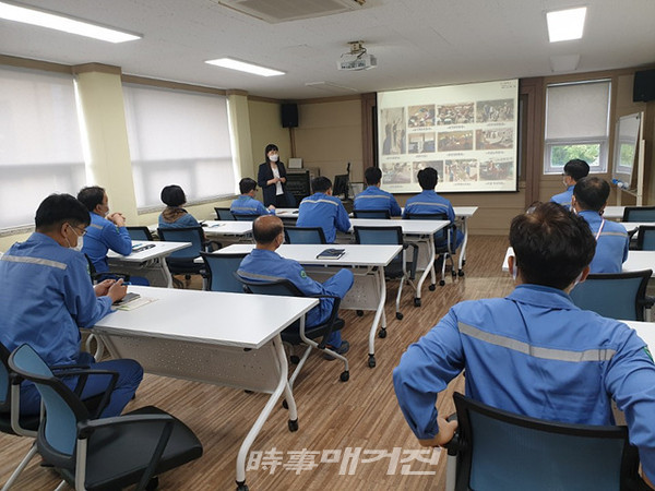 광양시는 “포스코 나눔스쿨 교육장(2층)에서 POSCO 광양제철소 임직원으로 구성된 33개 재능봉사단 단장 및 총무를 대상으로 자원봉사 기본교육을 실시했다”고 밝혔다.(사진_광양시청)
