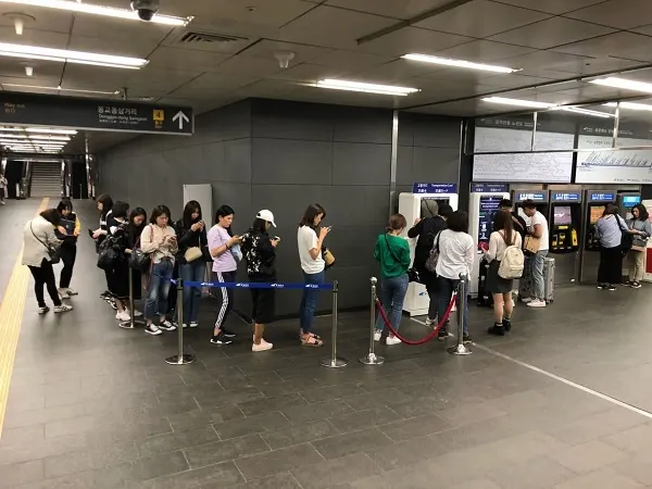 줄을 서서 ‘나만의 교통카드’를 구매하는 외국인 관광객들 / 제공 = 아이오로라