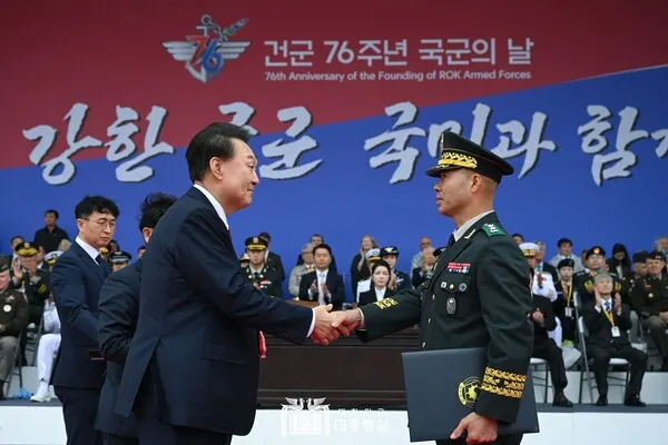 윤석열 대통령이 1일 성남 서울공항에서 열린 '건군 제76주년 국군의날 기념식'에서 김진호 육군 소장에게 보국훈장 천수장을 수여하고 있다.(사진_대통령실)