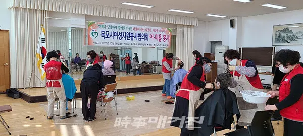 목포시는 "목포여성자원봉사협의회에서 지난 26일 저소득층 어르신 10여명을 대상으로 죽교동행정복지센터에서 이ㆍ미용 및 네일아트 봉사활동을 펼쳤다"고 27일 밝혔다.(사진_목포시청)