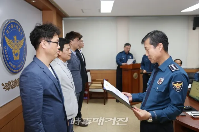 대구달서경찰서는 7일 달서경찰서 2층소회의실에서 대구청 1분기 베스트추적팀 1위, 베스트경제팀 2위를 달성한 수사과 직원들의 표창 시상식을 개최했다. 2019.05.08. (사진_달서경찰서)