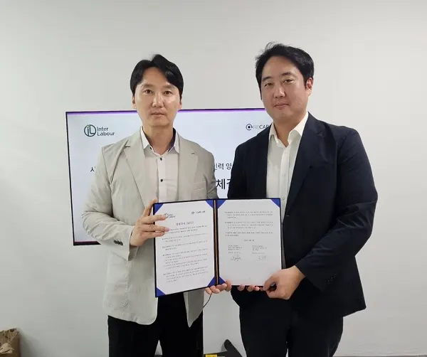 인터레보 김용보 대표(왼쪽)와 리케어랩 이성훈 총괄이사가 리케어랩 대회의실에서 계약체결 후 기념촬영을 하고 있다.