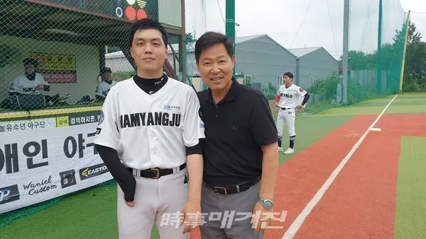김우정 선수와 기념사진을 촬영하고 있는 이만수 이사장(사진_헐크파운데이션)