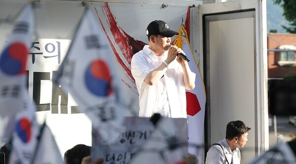 장동혁 국민의힘 대표와 당 지도부는 지난 25일 대구시 중구에 위치한 더현대 앞 광장에서 대구시민들과 함께 참정권 회복 민주주의 수호 국민결의대회를 개최했다.(사진_국민의힘)