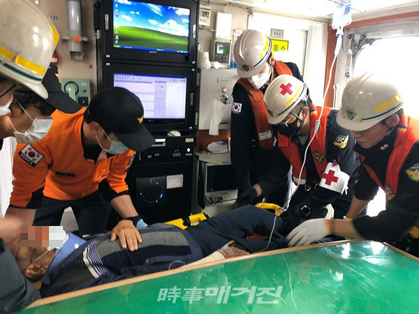 목포해양경찰서는 “전남 신안군 장산도에서 응급환자가 잇따라 발생해 목포해경이 긴급 이송했다”고 22일 밝혔다.(사진_목포해양경찰서)