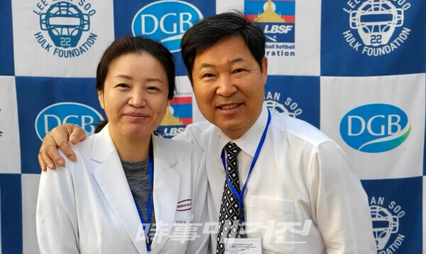 팀 닥터인 최선행 의사(좌)와 이만수 이사장(사진_헐크파운데이션)