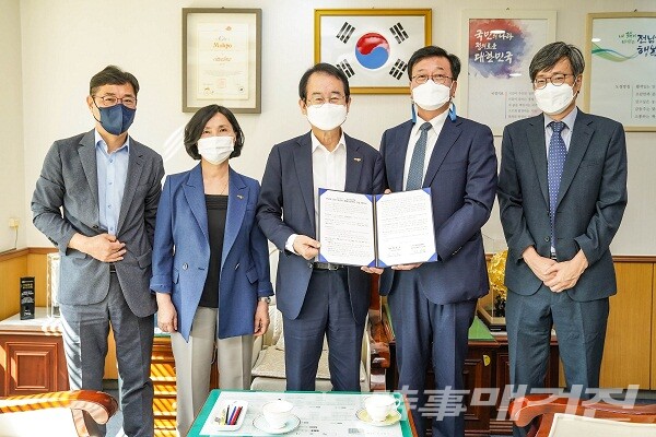 목포시, 전남권 공공 어린이재활의료센터 건립 위한 업무협약 체결에 참석한 김종식 목포시장(사진 왼쪽에서 세번째)과 이승택 목포중앙병원장(왼쪽에서 네번째) 김의숙 목포시 자치행정국장(왼쪽에서 두번째)/사진=목포시청 제공