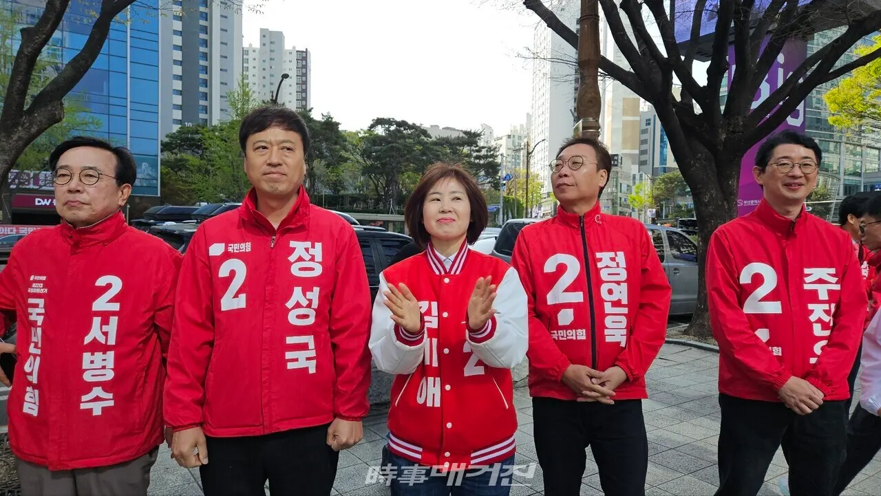 9일 부산시청 앞 시민광장에 모인 국민의힘 부산 국회의원 후보자들. (사진_정유희 기자)