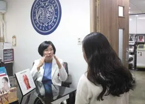 ▲ 환자를 내 가족같이 따뜻한 마음으로 상담하는 명의 모습