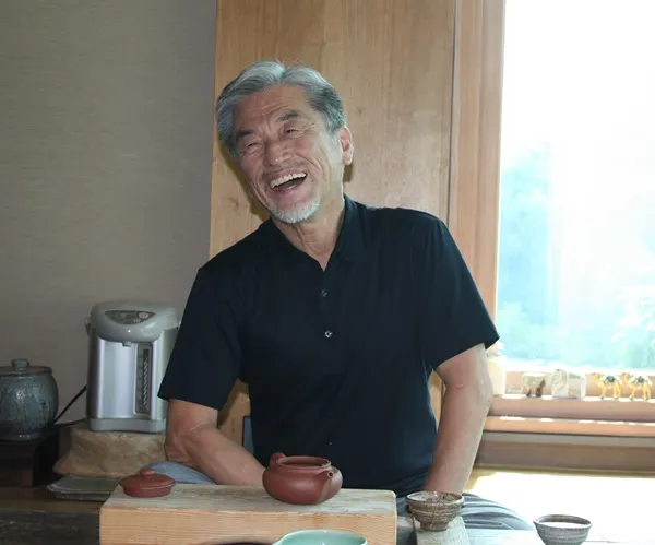 “몇 번 보고 흥얼거리기도 허고, 읊조리다 보면 고조장단, 높고 낮고 길고 짧은 곡조가 만들어지고 노래가 완성된다. 내가 제대로 음악을 배운 것이 아니라서 악보를 그리고 그런 것이 아니라 내 감흥대로 흥얼거려 보다가 소리판 친구들과 얘기헌다."(사진_시사매거진)