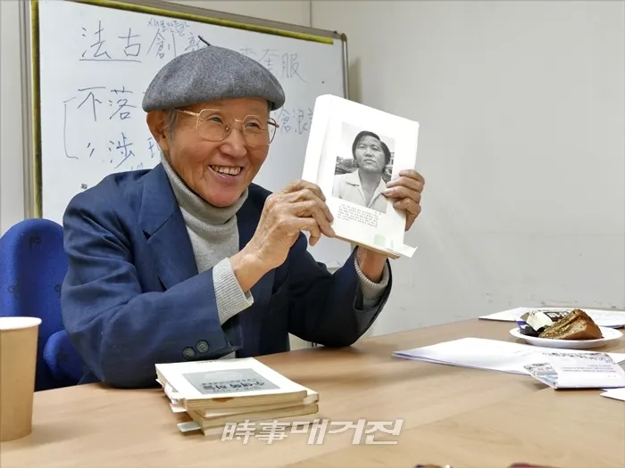 정대구 시인은 “시인은 뜨거운 가슴을 가져야 한다. 아무리 기계화되고 황금에 눈이 멀고 권력화, 조직화된다 하더라도. 혹은 체계화, 이론화된다 하더라도 원초적인 인간정신은 뜨거운 가슴이다. 시인의 뜨거운 가슴만이 이론화, 체계화에서 인간을 해방시키고 차디찬 황금과 기계로부터 인간을 회복하고 증언하고 부활시킬 수 있다고 나는 믿는다”라고 말한다.