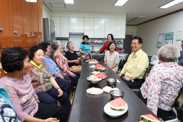 3일 정영두 김해시장이 지역 경로당을 찾아 어르신들과 대화를 나누며 폭염에 따른 불편 사항과 무더위쉼터 운영 상황을 살피고 있다.(사진_김해시)