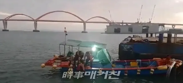 목포해양경찰서는 11일 오전 6시 30분께 연안구조정을 이용 해상 연안 순찰 중 압해대교 인근 해상 바지에 계류된 어선 A호(1.5톤)의 부유물을 잡고 매달려 있는 익수자 박모(74세, 남)씨를 발견하고 어선에 탑승하여 익수자를 갑판으로 인양해 안전하게 구조했다.(사진_목포해양경찰서)
