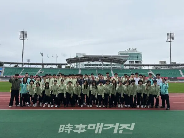 출정식을 마치고 선수, 임원이 파이팅을 외치며 기념 촬영을 하고 있다. (사진_충청북도태권도협회 제공)