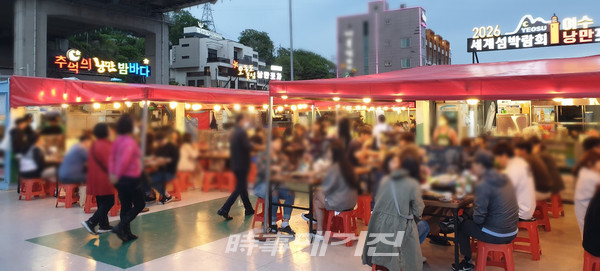 지역내 집단감염의 확산 위험에 거리두기 2단계가 실행중인지 의심스러운 낭만포차 (사진_조대웅 기자)