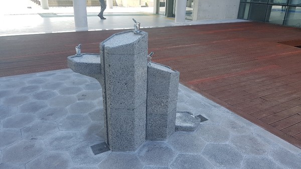 제주도가 지난 2019년 개발한 공공시설물 표준디자인 음수대, 음수대의 형태가 제주 천혜의 절경인 해안가 절벽 돌기둥인 주상절리를 모티브로 만들어졌다.
