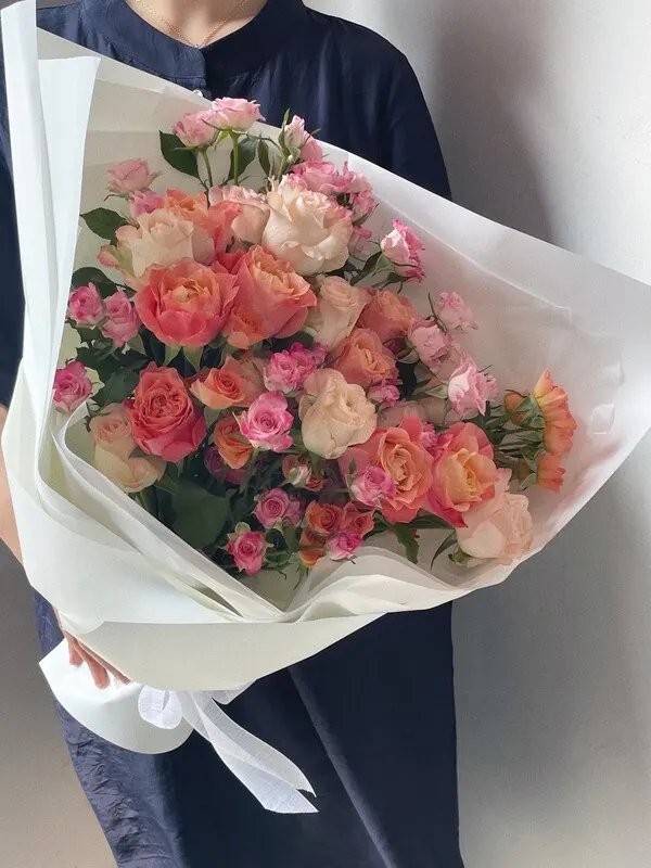 용도에 따라 다르게 쓰이는 꽃을 더욱 고급스럽게 만드는 것은 꽃다발을 만들기 위해 다양한 종류의 꽃들을 완전히 혼합하여 만드는 것이다.