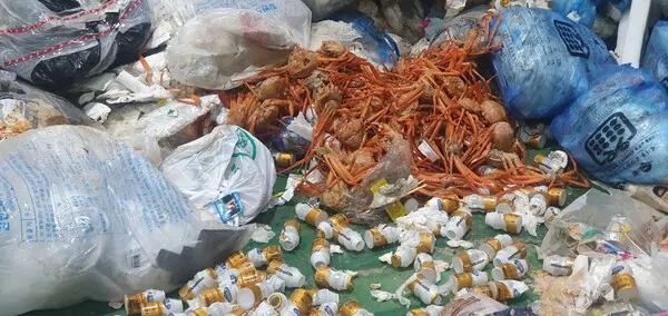 15일 새벽 반입업체 차량에서 확인된 음식물 및 재활용쓰레기 현장.(사진_한창기 기자)