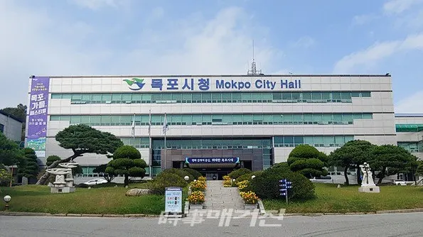 목포시는 "지난 12일부터 접수 중인 코로나19 위기가구 긴급생계지원 신청에 완화된 기준을 적용해 확대 지원한다"고 27일 밝혔다.사진은 목포시 청사 전경이다.(사진_송상교기자)