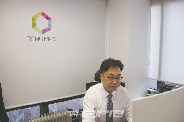 업무중인 (주)리뉴메디 추진룡 대표이사.